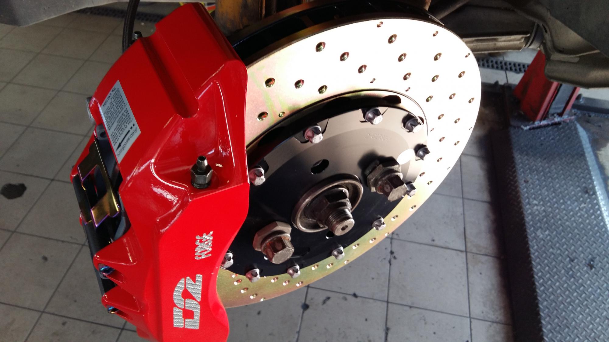 D2 Racing 330 mm fixed rotor, street 6-pot caliper rear brake kit, SAAB 9-5 (98-02)