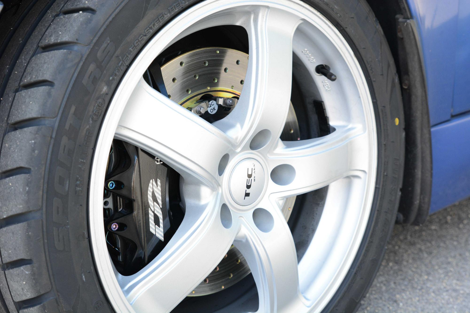 D2 Racing 330 mm floating, street 6-pot rear brake kit, SAAB 9-5 (98-02)