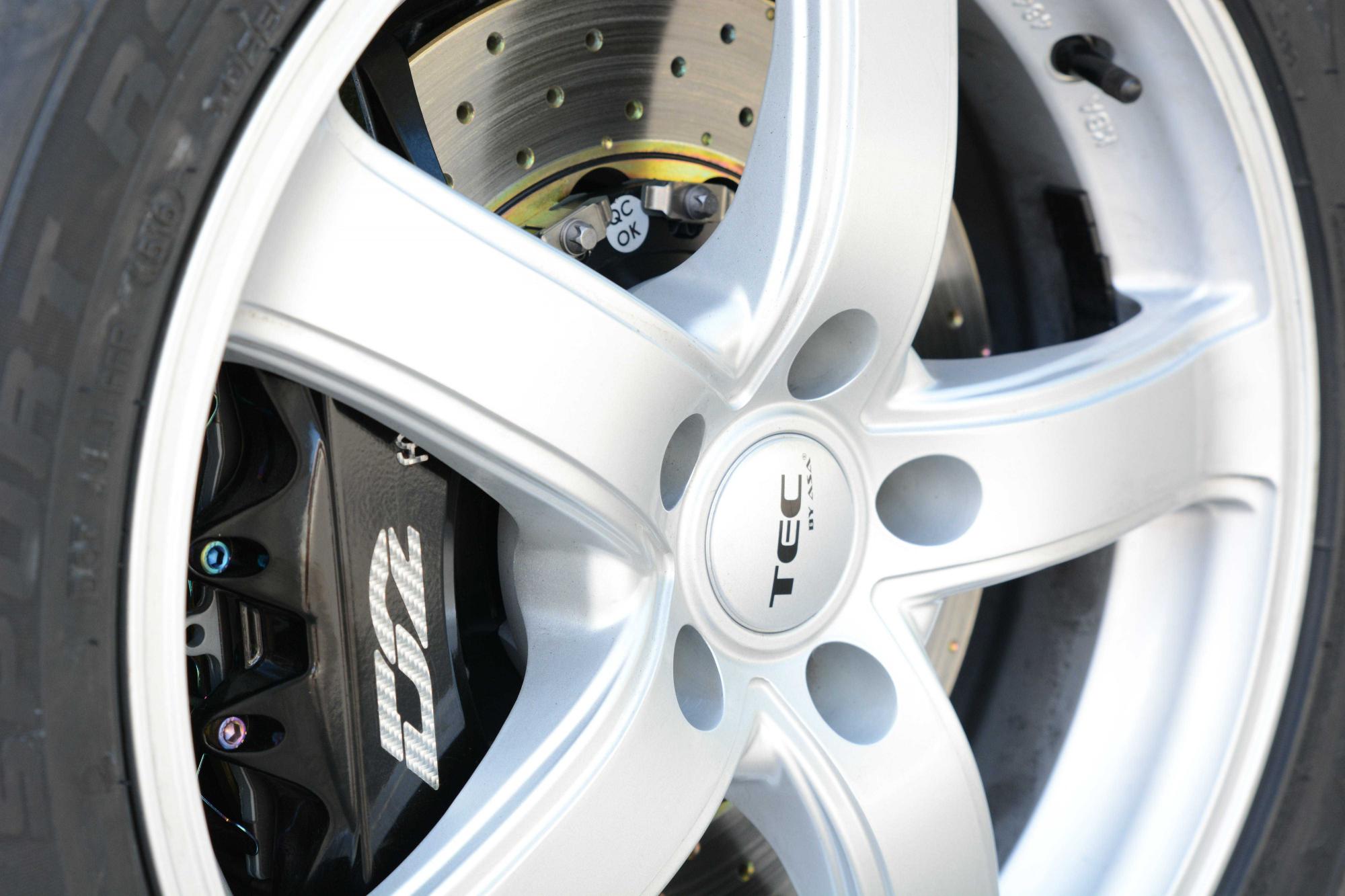 D2 Racing 330 mm floating, street 6-pot rear brake kit, SAAB 9-5 (98-02)