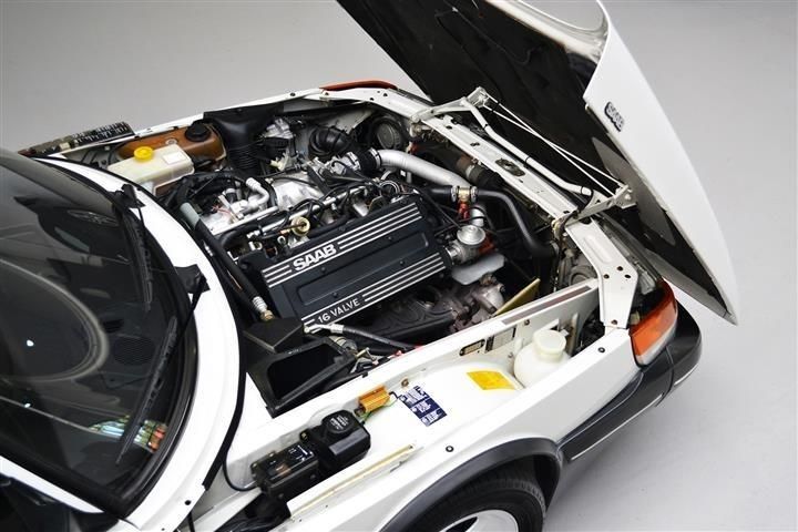 SAAB 900 Classic Engine Bay